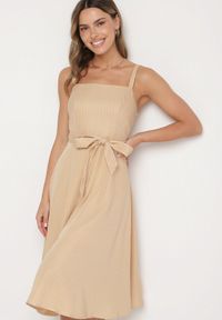 Born2be - Beżowa Sukienka z Wiskozą ze Wzorem Pasków Dolereia. Okazja: na co dzień. Kolor: beżowy. Materiał: wiskoza. Długość rękawa: na ramiączkach. Styl: casual, klasyczny. Długość: midi #6