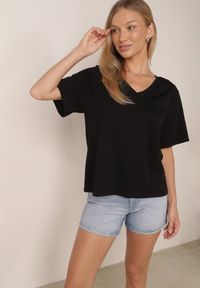 Born2be - Czarny T-shirt z Bawełny z Trójkątnym Dekoltem Siliphe. Okazja: do pracy, na co dzień, na spotkanie biznesowe. Kolor: czarny. Materiał: bawełna. Styl: elegancki, biznesowy, casual #1