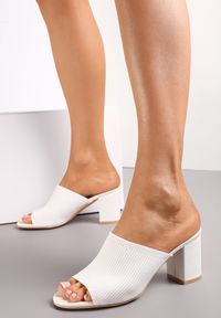 Renee - Białe Klapki Aisa. Nosek buta: otwarty. Kolor: biały. Materiał: materiał. Sezon: lato. Obcas: na obcasie. Wysokość obcasa: średni #2