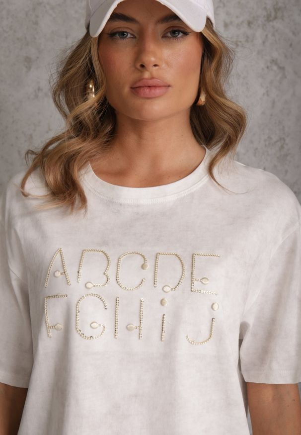 Renee - Biały Bawełniany T-shirt Oversize z Haftowanym Napisem z Cekinami Talomora. Okazja: na co dzień, na imprezę. Kolor: biały. Materiał: bawełna. Wzór: napisy, haft. Styl: rockowy, casual