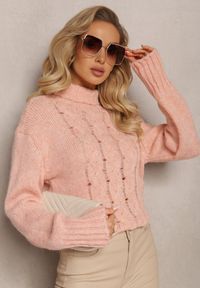 Renee - Jasnoróżowy Golf Wełniany z Warkoczykowym Splotem Emunsja. Typ kołnierza: golf. Kolor: różowy. Materiał: wełna. Długość rękawa: długi rękaw. Długość: długie. Wzór: ze splotem. Styl: klasyczny