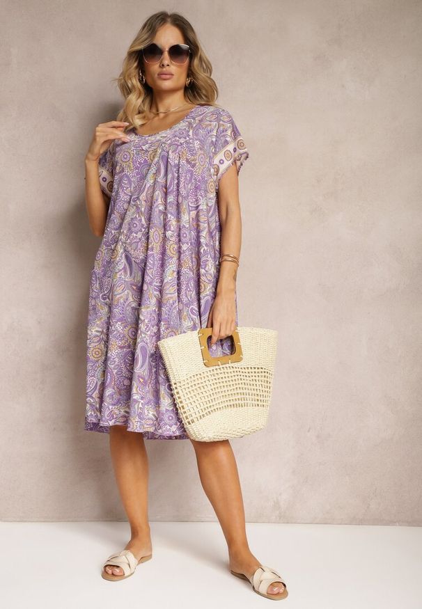 Renee - Fioletowa Sukienka Boho z Wiskozy z Cienkim Paskiem w Talii Rivasea. Kolor: fioletowy. Materiał: wiskoza. Długość rękawa: krótki rękaw. Wzór: paisley. Typ sukienki: rozkloszowane. Styl: boho