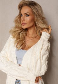 Renee - Jasnobeżowy Długi Kardigan Niezapinany w Ozdobny Splot Romillda. Kolor: beżowy. Materiał: wełna, dzianina. Długość: długie. Wzór: ze splotem #5