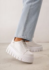 Born2be - Białe Sneakersy VICES na Grubej Tłoczonej Podeszwie Cheka. Okazja: na co dzień. Zapięcie: sznurówki. Kolor: biały. Materiał: jeans #1