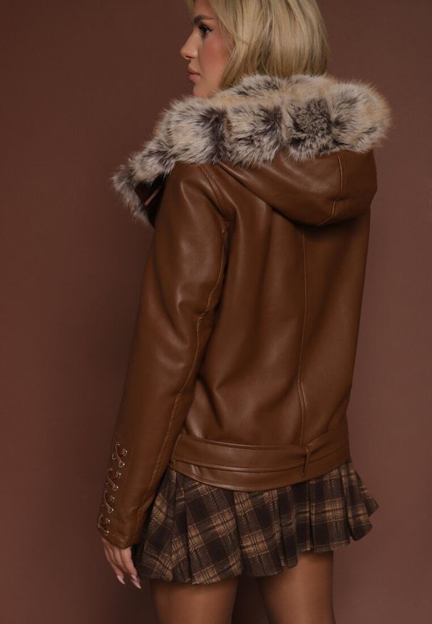 Renee - Brązowa Kurtka Ramoneska z Kapturem z Futrem z Możliwością Odpięcia Aplinna. Okazja: na co dzień. Typ kołnierza: kaptur. Kolor: brązowy. Materiał: futro. Styl: casual