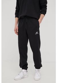 New Balance spodnie dresowe męskie kolor czarny z aplikacją. Kolor: czarny. Materiał: dresówka. Wzór: aplikacja