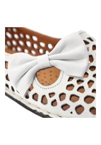 Półbuty damskie Artiker, cholewka skóra naturalna ażurowa wycięcia dekoracyjna kokarda pasek z przodu. niski fason odkryte boki zaokrąglony nosek pła. Okazja: na co dzień. Zapięcie: pasek. Kolor: biały. Materiał: skóra. Szerokość cholewki: normalna. Wzór: ażurowy. Sezon: lato. Styl: casual, elegancki, klasyczny #3