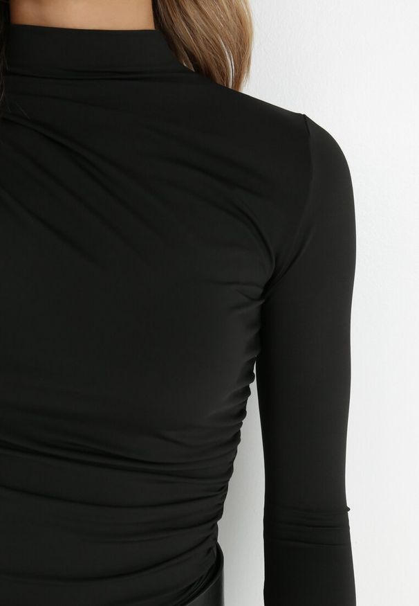 Born2be - Czarna Bluzka z Półgolfem i Marszczeniem Sinsa. Okazja: na co dzień. Kolor: czarny. Materiał: wiskoza. Styl: klasyczny, casual