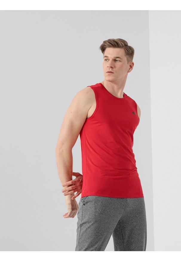 4f - Tank top treningowy regular szybkoschnący męski - czerwony. Kolor: czerwony. Materiał: dzianina, materiał, syntetyk, włókno, elastan. Długość rękawa: na ramiączkach. Wzór: gładki, ze splotem, jednolity. Sport: fitness