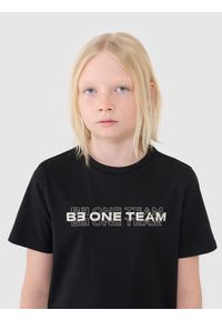 4f - T-shirt z nadrukiem chłopięcy - czarny. Okazja: na co dzień. Kolor: czarny. Materiał: bawełna, jersey, dzianina. Długość rękawa: krótki rękaw. Długość: krótkie. Wzór: nadruk. Sezon: lato. Styl: sportowy, casual, klasyczny