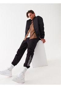 Calvin Klein Jeans Spodnie dresowe J30J322639 Czarny Regular Fit. Kolor: czarny. Materiał: bawełna, dresówka