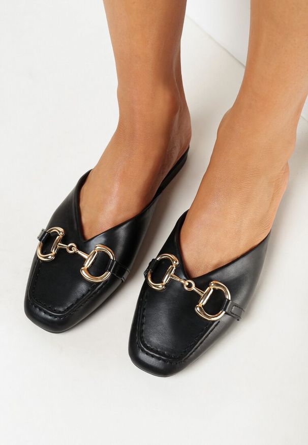 Born2be - Czarne Klapki Mule na Płaskiej Podeszwie z Łańcuchem Evandia. Kolor: czarny. Materiał: jeans. Obcas: na płaskiej podeszwie. Styl: elegancki