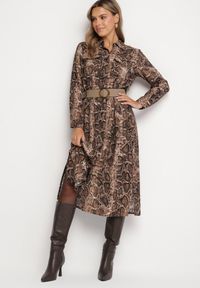 Born2be - Brązowa Wiskozowa Sukienka w Wężowy Wzór o Koszulowym Kroju z Elastycznym Paskiem Rinnosia. Okazja: na spotkanie biznesowe. Typ kołnierza: dekolt w serek. Kolor: brązowy. Materiał: wiskoza. Typ sukienki: koszulowe. Styl: biznesowy, elegancki #1
