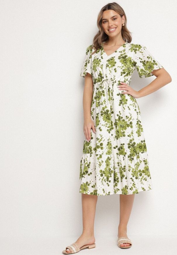 Born2be - Zielona Sukienka z Bawełny Ażurowa w Kwiaty z Rozkloszowanym Dołem Florbia. Okazja: na co dzień. Kolor: zielony. Materiał: bawełna. Długość rękawa: krótki rękaw. Wzór: kwiaty, ażurowy. Sezon: wiosna. Typ sukienki: rozkloszowane. Styl: klasyczny, casual