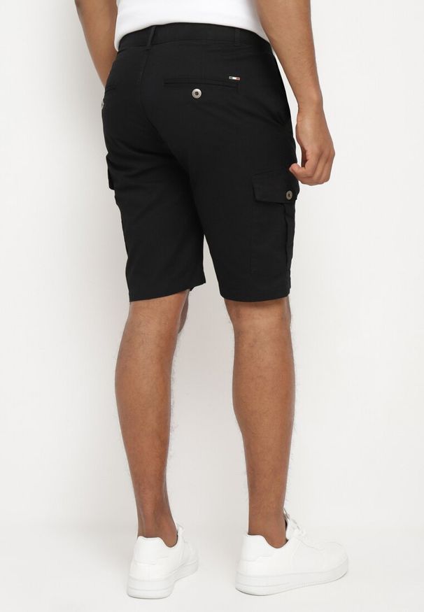 Born2be - Czarne Bawełniane Szorty Typu Bojówki z Kieszeniami Zapinanymi na Napy Tiasola. Okazja: na co dzień. Kolor: czarny. Materiał: bawełna. Sezon: lato. Styl: casual