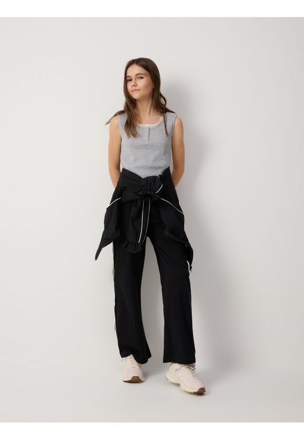 Reserved - Spodnie dresowe z lampasem - czarny. Kolor: czarny. Materiał: dresówka