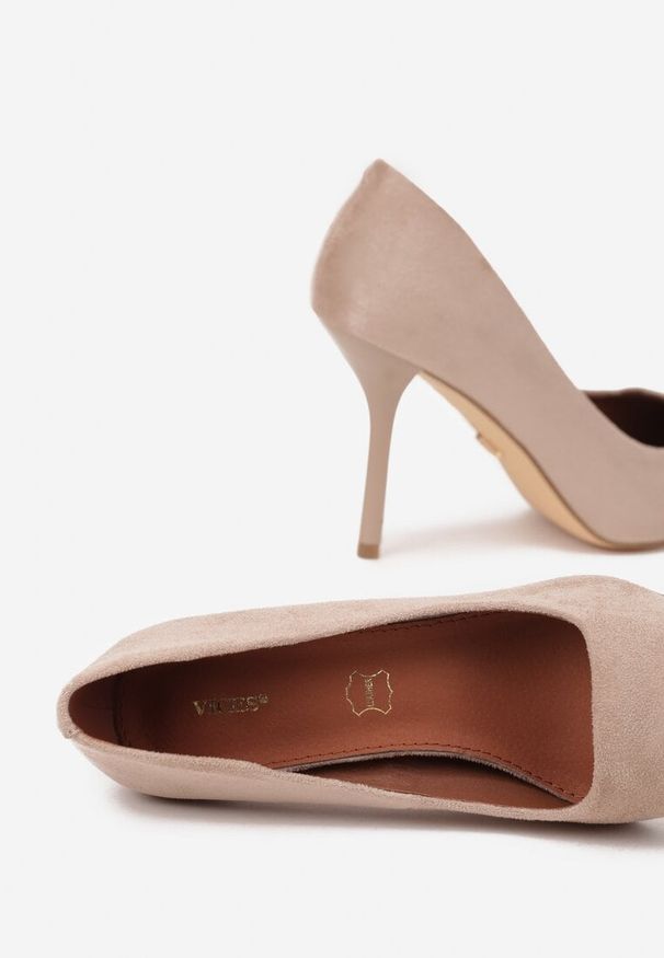 Born2be - Ciemnobeżowe Klasyczne Szpilki Vices z Wkładką ze Skóry Naturalnej Verite. Okazja: do pracy, na spotkanie biznesowe, na ślub cywilny, na imprezę, na wesele. Nosek buta: szpiczasty. Kolor: beżowy. Materiał: skóra. Obcas: na szpilce. Styl: klasyczny. Wysokość obcasa: średni