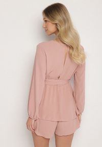 Born2be - Ciemnoróżowa Kopertowa Sukienka Kombinezon Mini z Falbanką Bomina. Okazja: na randkę. Typ kołnierza: dekolt kopertowy. Kolor: różowy. Typ sukienki: kopertowe. Styl: elegancki. Długość: mini #3