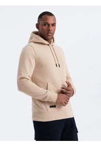 Ombre Clothing - Dresowa męska bluza kangurka z kapturem BASIC – beżowa V6. Okazja: na co dzień. Typ kołnierza: kaptur. Kolor: beżowy. Materiał: dresówka. Wzór: jednolity. Styl: sportowy, casual #5