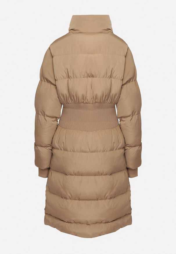 Born2be - Ciemnobeżowa Kurtka Pikowana o Taliowanym Kroju z Szeroką Gumką w Pasie i Stójką Hedilaine. Okazja: na co dzień. Typ kołnierza: kołnierzyk stójkowy. Kolor: beżowy. Materiał: jeans, materiał. Długość rękawa: długi rękaw. Długość: długie. Styl: casual, elegancki