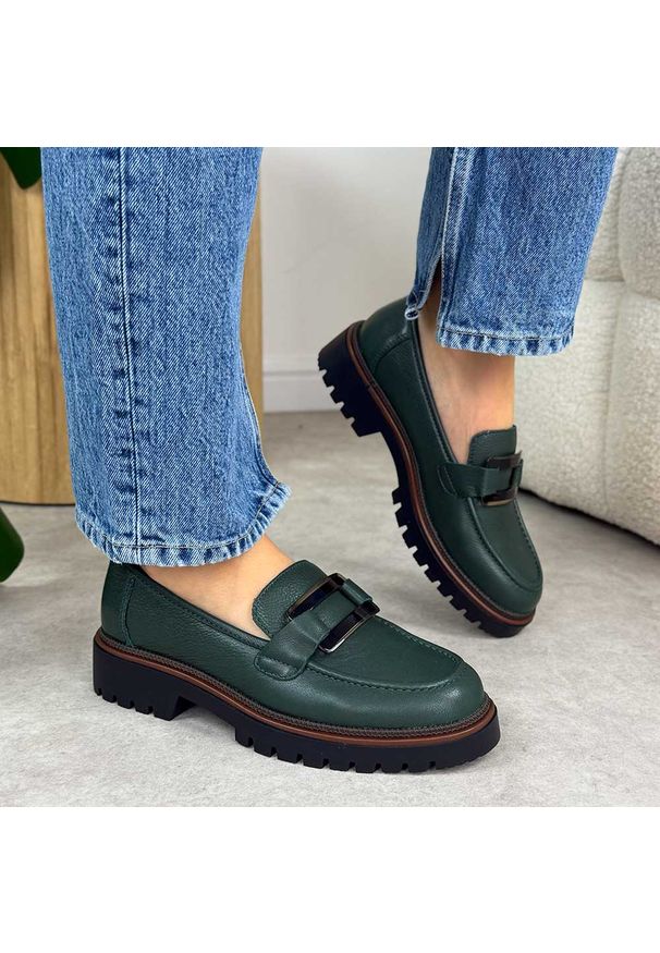 Zielone skórzane mokasyny damskie Sergio Leone 25166. Okazja: na co dzień. Nosek buta: okrągły. Kolor: zielony. Materiał: skóra. Wzór: kolorowy. Sezon: jesień, wiosna. Styl: klasyczny, casual, elegancki