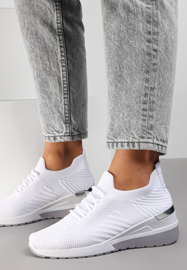 Renee - Białe Sneakersy Lastheope. Nosek buta: okrągły. Zapięcie: bez zapięcia. Kolor: biały. Materiał: jeans, materiał. Szerokość cholewki: normalna. Obcas: na koturnie
