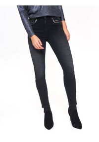 TOP SECRET - Czarne spodnie jeansowe, ze srebrnym nadrukiem przy kieszeniach. Okazja: na co dzień. Kolor: szary. Materiał: jeans. Wzór: nadruk. Sezon: zima, jesień. Styl: casual, elegancki #5