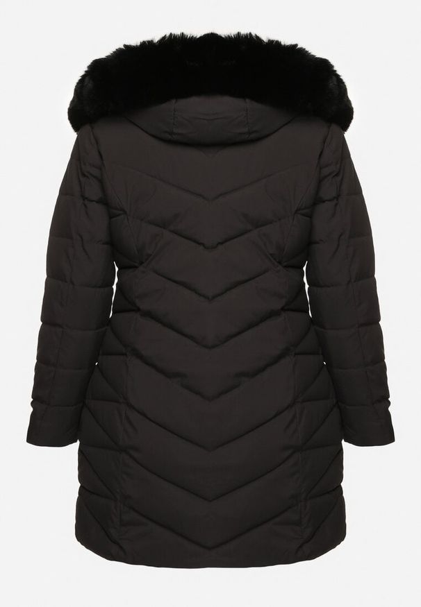 Born2be - Czarna Długa Pikowana Kurtka z Kieszeniami i Kapturem z Futerkiem z Możliwością Odpięcia Mazirae. Okazja: na co dzień. Kolekcja: plus size. Kolor: czarny. Materiał: futro. Długość: długie. Sezon: zima. Styl: elegancki, casual