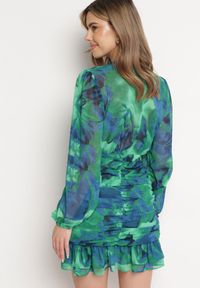 Born2be - Zielona Sukienka Mini z Drapowanym Dołem Falbanką i Kopertowym Dekoltem Elissea. Kolor: zielony. Materiał: materiał. Typ sukienki: kopertowe. Długość: mini #6