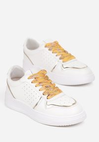 Renee - Biało-Złote Sneakersy z Kolorowymi Sznurówkami i Metalicznymi Wstawkami Lania. Kolor: biały. Wzór: kolorowy #5