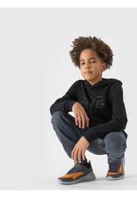 4f - 4F Bluza dresowa nierozpinana z kapturem chłopięca - czarna 122 (6-7 lat). Okazja: na co dzień. Typ kołnierza: kaptur. Kolor: czarny. Materiał: dresówka. Wzór: gładki, ze splotem. Sezon: lato. Styl: casual, sportowy #1