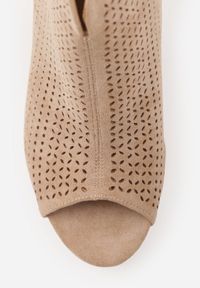 Born2be - Beżowe Ażurowe Sandały Vices na Słupku z Otwartym Noskiem Oliri. Okazja: na co dzień. Nosek buta: otwarty. Zapięcie: zamek. Kolor: beżowy. Wzór: ażurowy. Materiał: zamsz. Obcas: na słupku. Styl: casual, elegancki, boho, klasyczny. Wysokość obcasa: średni #5