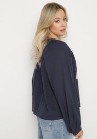Born2be - Granatowa Bawełniana Koszula Oversize z Kwiatowym Haftem Lorvesa. Okazja: na co dzień. Kolor: niebieski. Materiał: bawełna. Długość rękawa: długi rękaw. Długość: długie. Wzór: haft, kwiaty. Styl: klasyczny, casual, elegancki #5