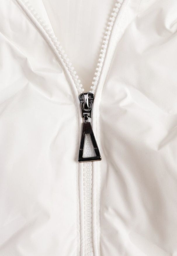 Renee - Biała Pikowana Kurtka Przejściowa z Kapturem Cinetta. Typ kołnierza: kaptur. Kolor: biały. Materiał: poliester, jeans. Styl: elegancki