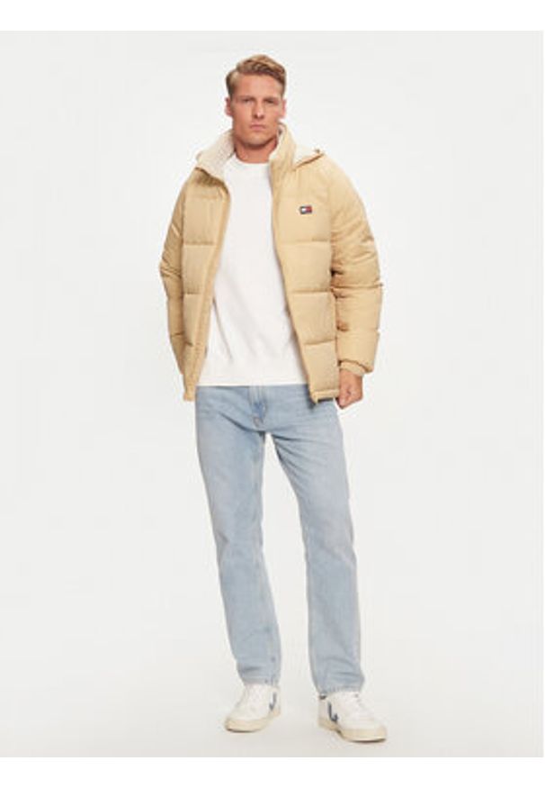 Tommy Jeans Kurtka zimowa DM0DM20003 Beżowy Relaxed Fit. Kolor: beżowy. Materiał: syntetyk. Sezon: zima