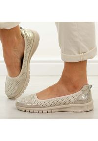 Beżowe ażurowe skórzane baleriny damskie Vinceza 95369. Okazja: na spacer, na co dzień. Kolor: beżowy. Materiał: skóra. Szerokość cholewki: normalna. Wzór: ażurowy. Sezon: wiosna, jesień, lato. Styl: casual, elegancki, klasyczny #1