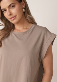 Born2be - Ciemnobeżowa Sukienka Pudełkowa w Stylu T-shirtowym Zanisea. Okazja: na co dzień. Kolor: beżowy. Materiał: materiał. Długość rękawa: krótki rękaw. Typ sukienki: proste. Styl: casual #6