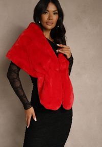 Renee - Czerwone Ponczo z Ozdobnym Futerkiem Cralinne. Kolor: czerwony. Materiał: futro #2