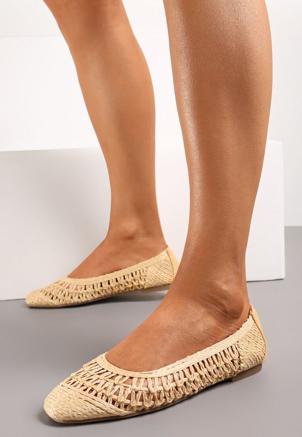 Renee - Beżowe Płaskie Balerinki z Imitacji Skóry o Ażurowym Wykończeniu Yines. Okazja: na spotkanie biznesowe, na spacer. Kolor: beżowy. Materiał: skóra. Wzór: ażurowy. Sezon: lato. Styl: elegancki, biznesowy