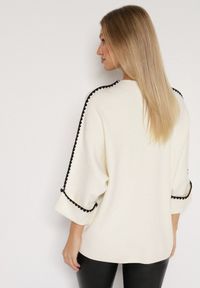 Born2be - Jasnobeżowy Sweter z Kontrastową Lamówką Tuselle. Okazja: na spotkanie biznesowe, do pracy. Kolor: beżowy. Materiał: jeans. Styl: biznesowy #3