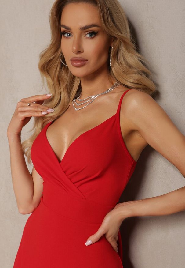 Renee - Czerwona Elegancka Sukienka o Rozkloszowanym Kroju z Rozcięciem na Ramiączkach z Kopertowym Dekoltem Winelia. Okazja: na ślub cywilny, na wesele, na imprezę. Typ kołnierza: dekolt kopertowy. Kolekcja: dla wysokich. Kolor: czerwony. Długość rękawa: na ramiączkach. Typ sukienki: kopertowe. Styl: elegancki. Długość: maxi