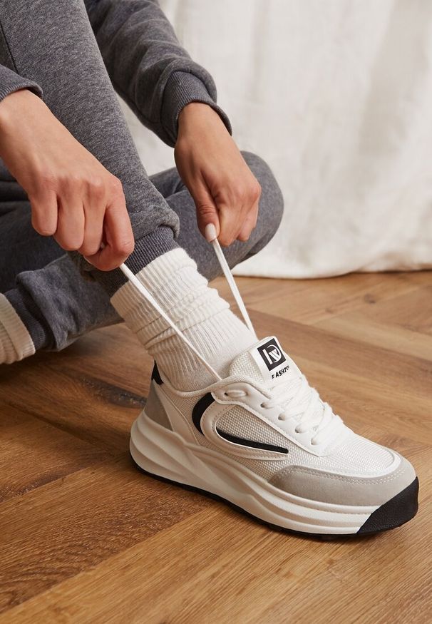 Born2be - Biało-Czarne Sneakersy Devane. Okazja: na co dzień. Nosek buta: okrągły. Zapięcie: sznurówki. Kolor: biały. Materiał: materiał