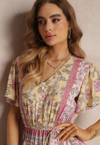 Renee - Żółta Kwiecista Sukienka Midi z Gumką w Pasie i Falbanką przy Rękawach Hachitane. Okazja: na co dzień. Kolor: żółty. Materiał: materiał. Typ sukienki: proste. Styl: boho, casual. Długość: midi