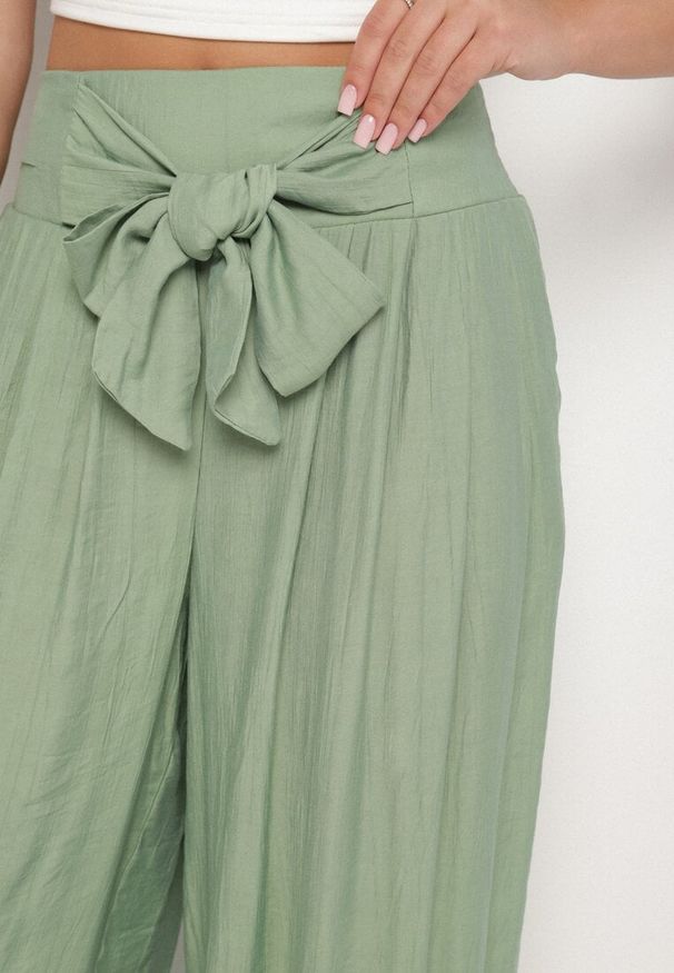 Born2be - Zielone Szerokie Spodnie z Wiskozy z Wysokim Stanem Kolianne. Okazja: na imprezę, na co dzień. Stan: podwyższony. Kolor: zielony. Materiał: wiskoza. Styl: casual, klasyczny, elegancki
