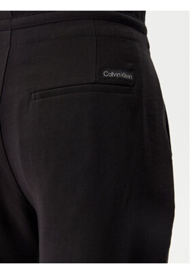 Calvin Klein Jeans Spodnie materiałowe J20J225339 Czarny Straight Fit. Kolor: czarny. Materiał: wiskoza