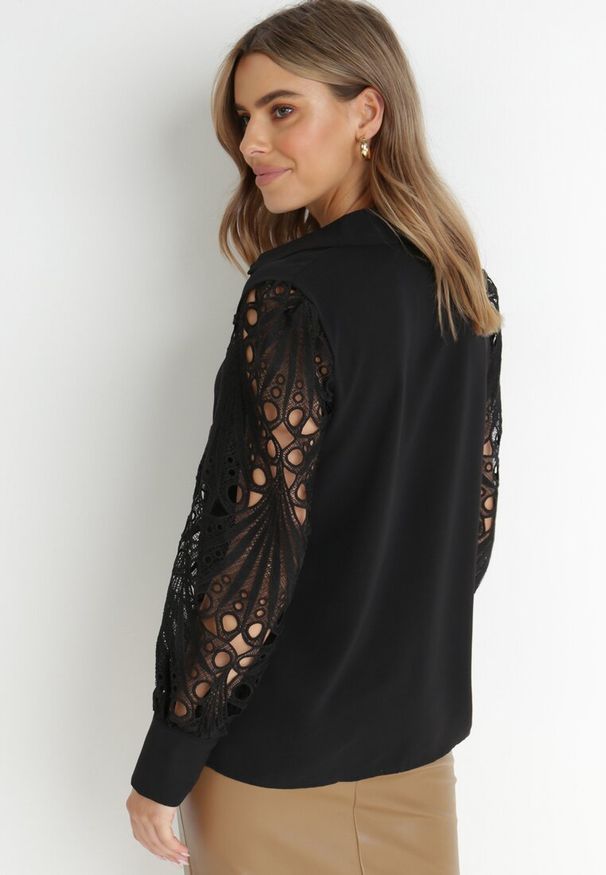 Born2be - Czarna Koszula z Koronkowymi Rękawami Laeneis. Typ kołnierza: kołnierzyk klasyczny. Kolor: czarny. Materiał: koronka. Wzór: ażurowy, gładki, koronka. Styl: klasyczny, elegancki