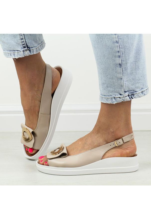 DEONI - J.Beżowe skórzane Polskie sandały damskie na platformie Deoni L100. Kolor: beżowy. Materiał: skóra. Wzór: aplikacja. Sezon: lato. Obcas: na platformie. Styl: elegancki, klasyczny