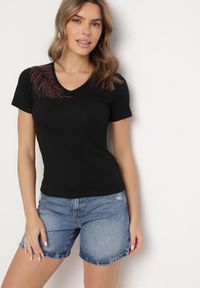 Born2be - Czarny Bawełniany T-shirt z Dekoltem w Serek z Cyrkoniową Aplikacją Nirivale. Okazja: na co dzień. Typ kołnierza: dekolt w serek. Kolor: czarny. Materiał: bawełna. Wzór: aplikacja. Styl: elegancki, casual #3