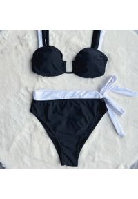 Intica - Bikini z kokardkami i wysokimi figami na lato Ondine. Kolor: czarny. Materiał: tkanina, materiał. Wzór: aplikacja #1