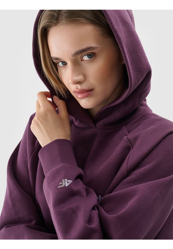4f - 4F Bluza dresowa nierozpinana z kapturem damska - fioletowa M. Okazja: na co dzień. Typ kołnierza: kaptur. Kolor: fioletowy. Materiał: dresówka. Długość rękawa: raglanowy rękaw. Wzór: napisy, gładki, ze splotem. Styl: sportowy, casual